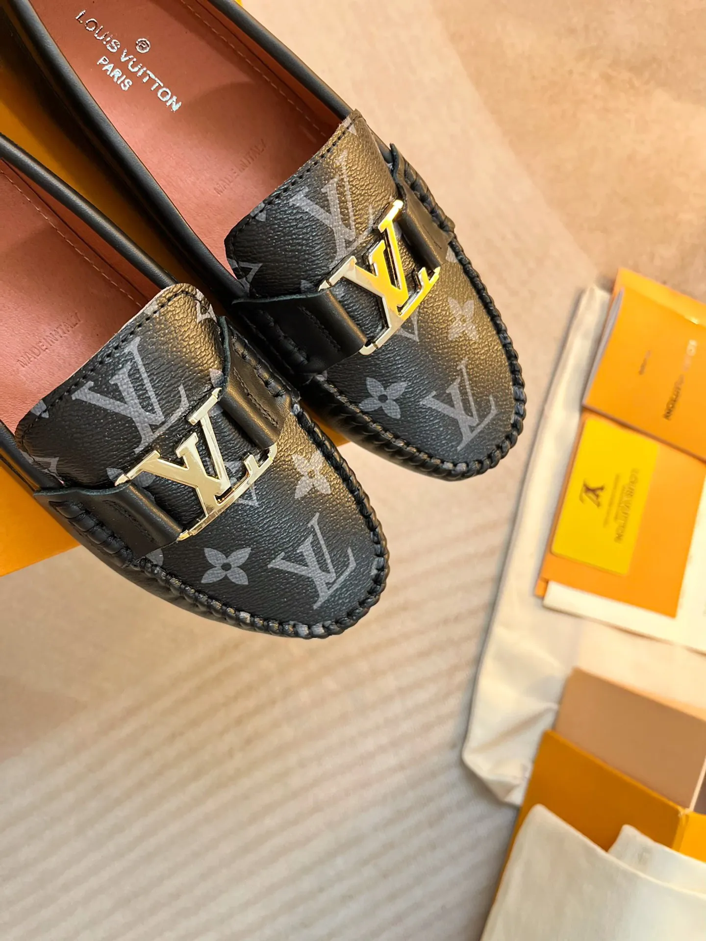 p460💰Couple model❤️🇫🇷 𝙇𝙤𝙪𝙞𝙨 𝙑𝙪𝙞𝙩𝙩𝙤𝙣 🇫🇷Louis Vuitton 2023 Classic𝓛𝓿 𝓣𝓻𝓪𝓲𝓷𝓮𝓻 Sports Series ➪➪➪¯ [Arizona Doudou Shoes Series] ▪️▪️▪️Arizona slip-on shoes are made of Monogram Eclipse canvas. Its hand-painted and dyed edges and hand-sewn uppers fully demonstrate Louis Vuitton's traditional shoemaking craftsmanship. This slip-on shoe is very lightweight. The integrated tongue and upper make it particularly comfortable and flexible. The soft outsole is equipped with rubber padding. Decorated with matching sash. Detailed features: ☑️Monogram Eclipse canvas ☑️Black Eclipse pattern ☑️Hand-painted shoe edges ☑️Hand-sewn uppers (each pair takes time to process) ☑️Integrated tongue and upper construction ☑️Outsole equipped with rubber lining ☑️size: 35_46